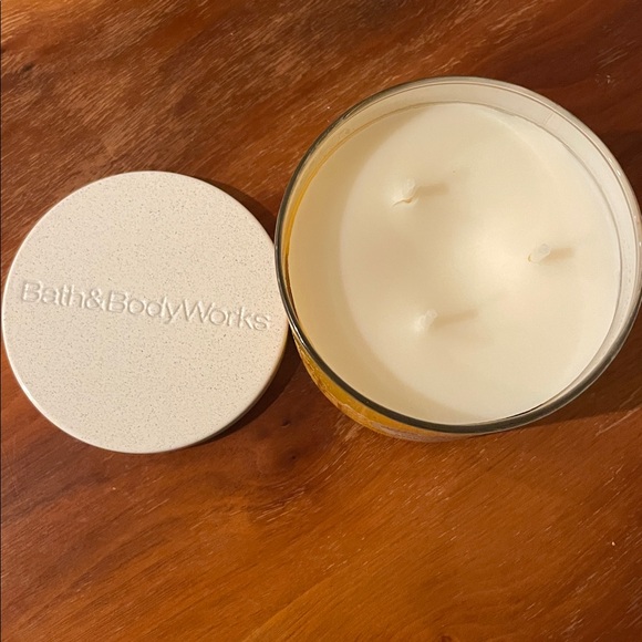 BBW Backyard Honeysuckle 3 Wick Candle - Picture 2 of 4